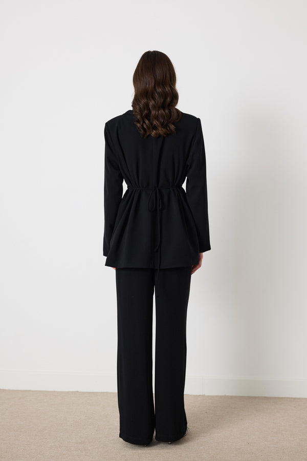 Gül Aksesuarlı Blazer Ceketli Takım - Siyah